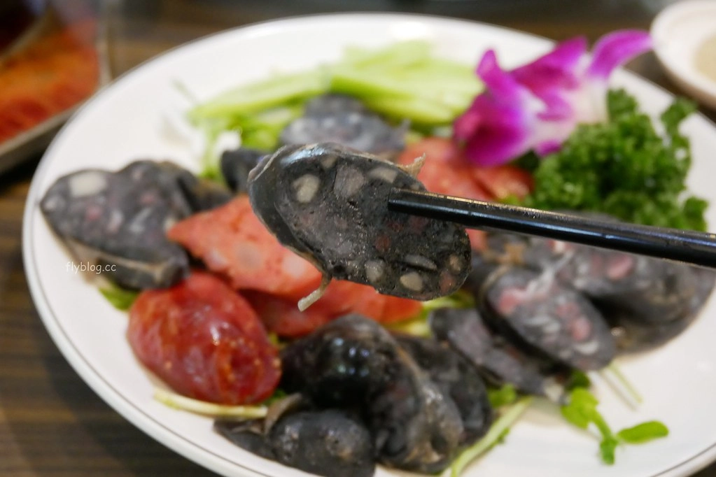台中北屯｜龍莊烤乳豬庭園美食．大坑山區美食餐廳，臘味煲仔飯、烤乳豬、烤肥鵝、燒肥鵝合菜辦桌料理 @飛天璇的口袋