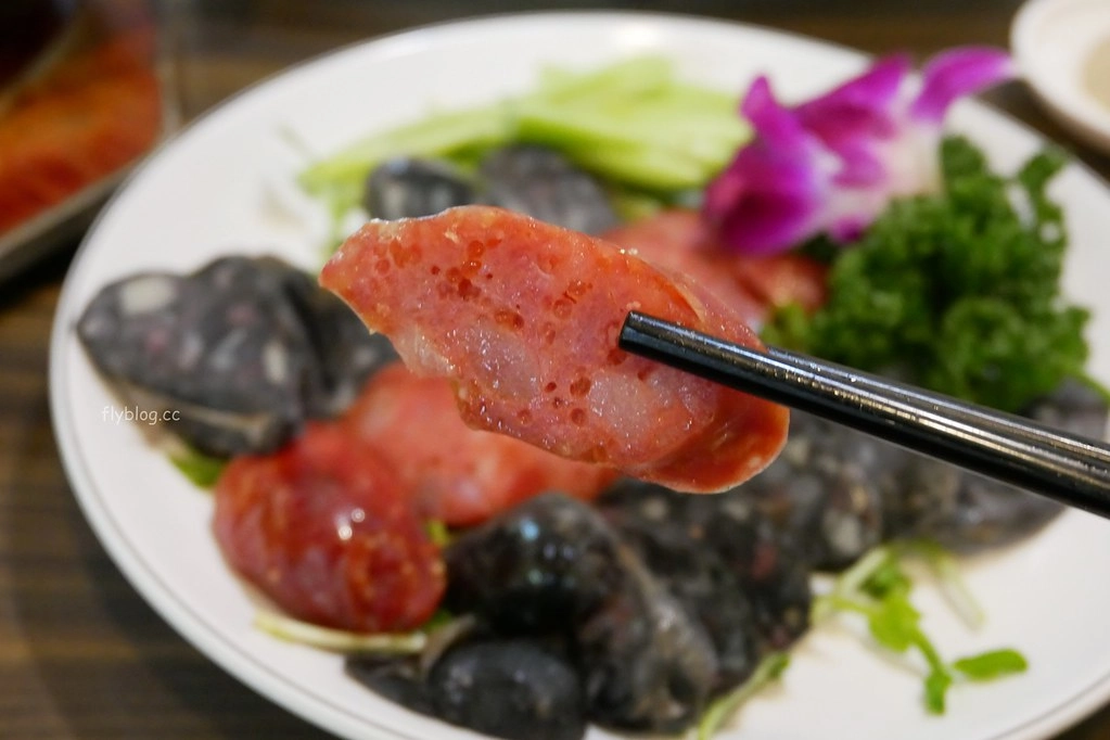 台中北屯｜龍莊烤乳豬庭園美食．大坑山區美食餐廳，臘味煲仔飯、烤乳豬、烤肥鵝、燒肥鵝合菜辦桌料理 @飛天璇的口袋