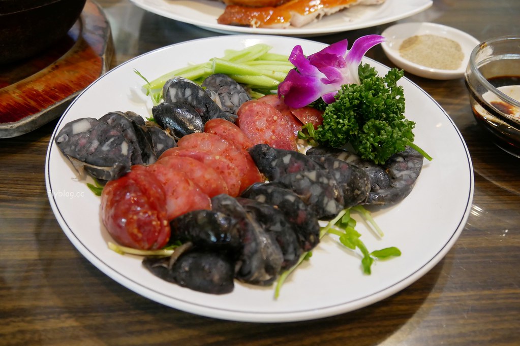 台中北屯｜龍莊烤乳豬庭園美食．大坑山區美食餐廳，臘味煲仔飯、烤乳豬、烤肥鵝、燒肥鵝合菜辦桌料理 @飛天璇的口袋