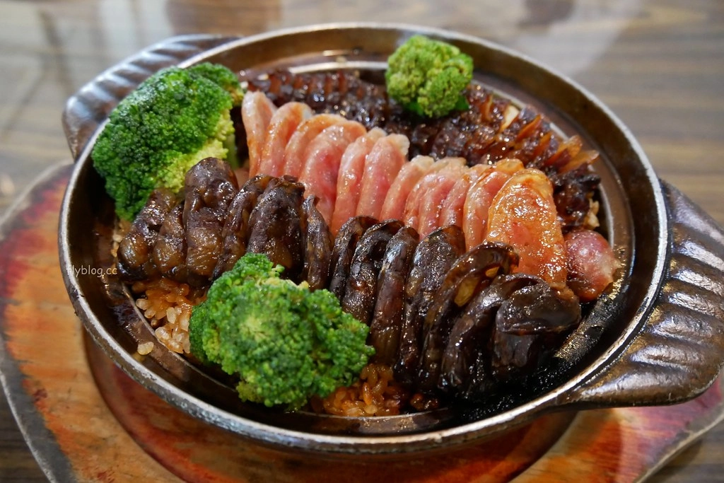 台中北屯｜龍莊烤乳豬庭園美食．大坑山區美食餐廳，臘味煲仔飯、烤乳豬、烤肥鵝、燒肥鵝合菜辦桌料理 @飛天璇的口袋