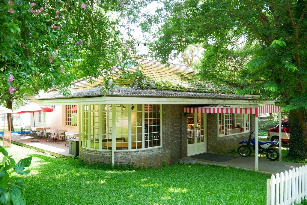 台北士林｜凱莉餐廳，陽明山美軍宿舍改建美式餐廳，悠閒浪漫的美式餐廳，有大片草原可以野餐 @飛天璇的口袋