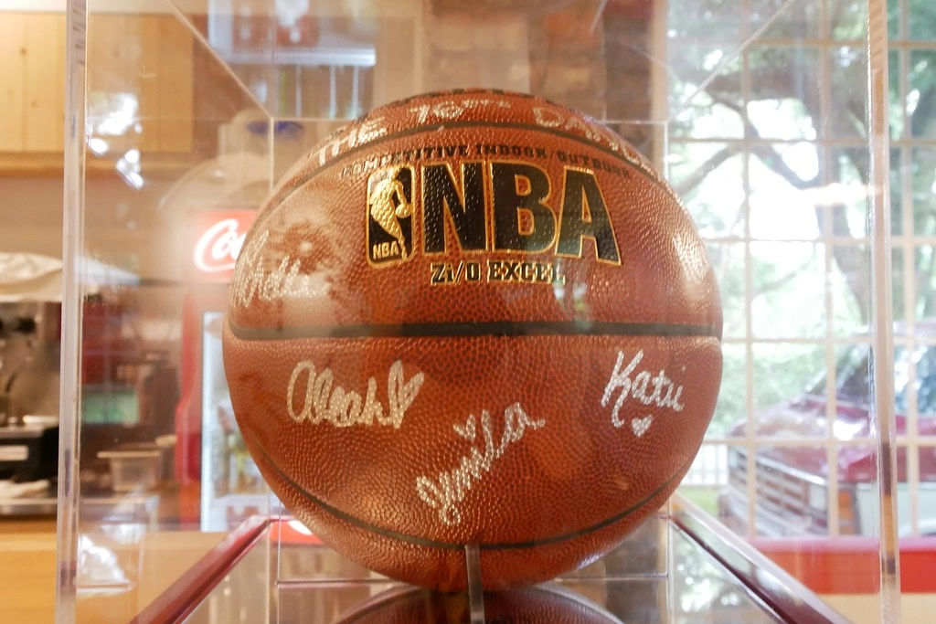 台北士林｜凱莉餐廳，陽明山美軍宿舍改建美式餐廳，悠閒浪漫的美式餐廳，有大片草原可以野餐 @飛天璇的口袋