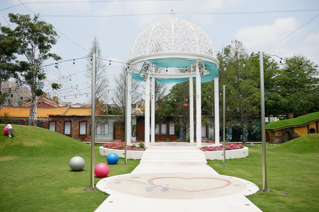 琉璃仙境｜員林超夯拍照景點琉璃仙境，魔戒哈比村、峇里島風餐廳、哥德式教堂、希臘式建築、沙坑大草皮 @飛天璇的口袋