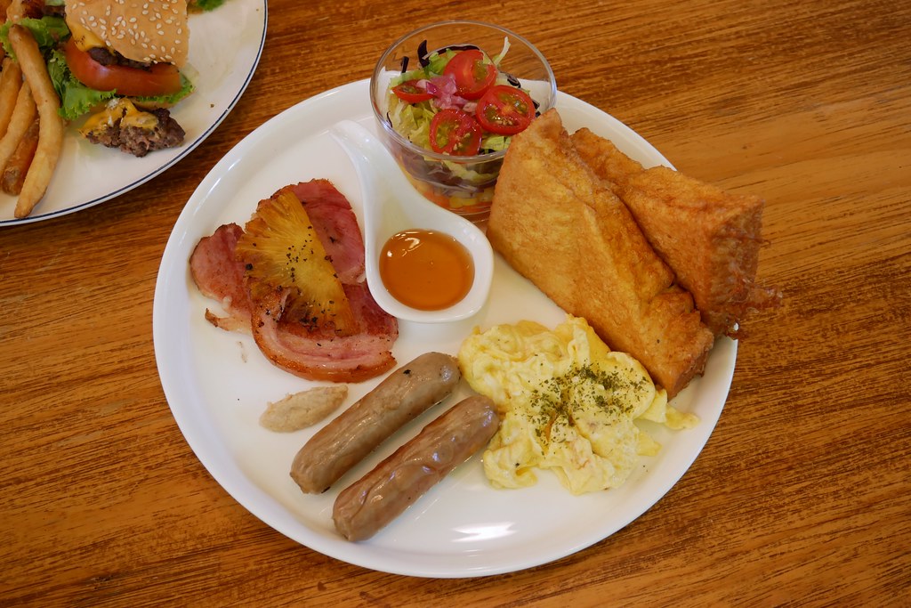 台北士林｜凱莉餐廳，陽明山美軍宿舍改建美式餐廳，悠閒浪漫的美式餐廳，有大片草原可以野餐 @飛天璇的口袋