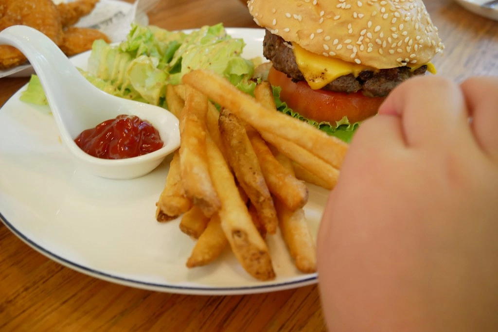 台北士林｜凱莉餐廳，陽明山美軍宿舍改建美式餐廳，悠閒浪漫的美式餐廳，有大片草原可以野餐 @飛天璇的口袋