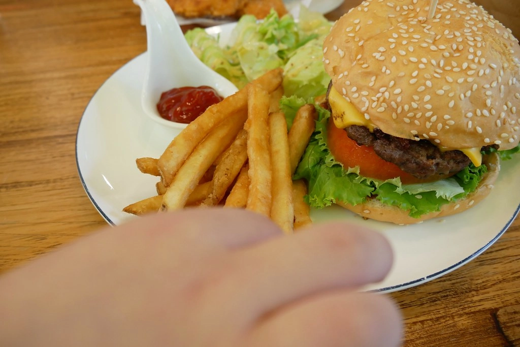 台北士林｜凱莉餐廳，陽明山美軍宿舍改建美式餐廳，悠閒浪漫的美式餐廳，有大片草原可以野餐 @飛天璇的口袋