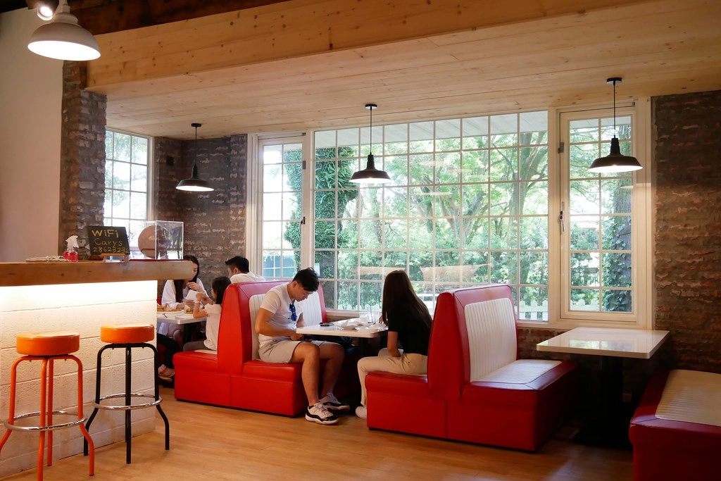 台北士林｜凱莉餐廳，陽明山美軍宿舍改建美式餐廳，悠閒浪漫的美式餐廳，有大片草原可以野餐 @飛天璇的口袋