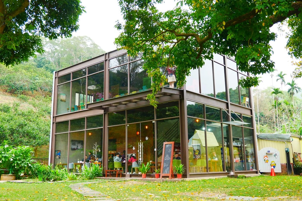 苗栗頭屋｜橙香森林．森林裡面的浪漫玻璃屋，有大片草原和橙香隧道 @飛天璇的口袋