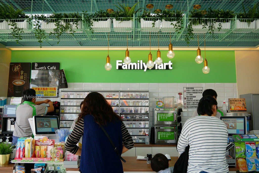 大坑情人橋全家便利商店┃台中旅遊：充滿粉紅色浪漫風情的新IG打卡聖地~粉紅盪秋千、旋轉木馬、網美拍照牆、可愛佩佩豬 @飛天璇的口袋