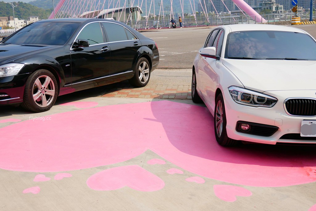 大坑情人橋全家便利商店┃台中旅遊：充滿粉紅色浪漫風情的新IG打卡聖地~粉紅盪秋千、旋轉木馬、網美拍照牆、可愛佩佩豬 @飛天璇的口袋