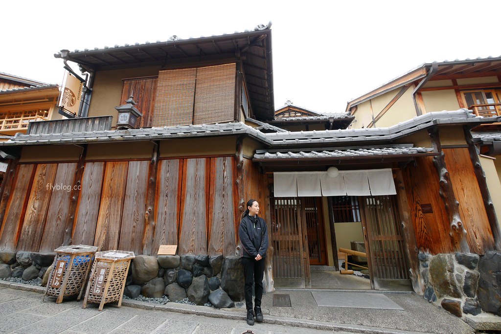 日本京都｜二年坂星巴克．全球唯一有榻榻米座椅的星巴克，京都二年坂ヤサカ茶屋店 @飛天璇的口袋