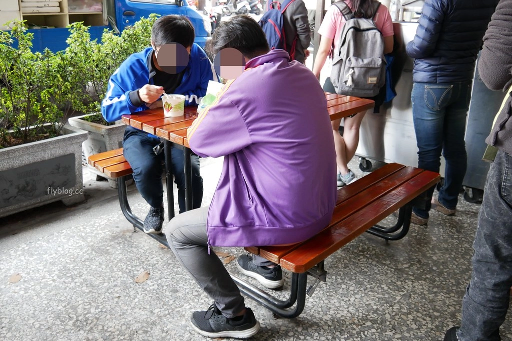 台中西區｜民生路無名豆花．一天只營業4.5小時的豆花店，9種配料滿滿滿只要50元 @飛天璇的口袋