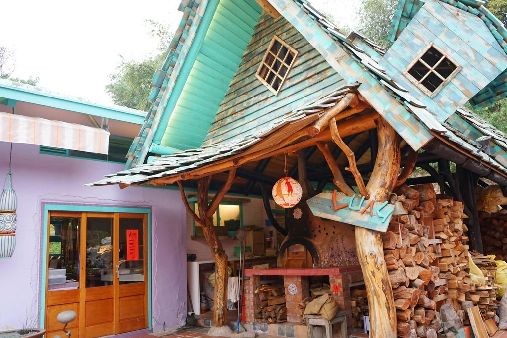 新竹香山｜Luau Pizza 柴寮披薩｜充滿異國風情的魔法小木屋，享受美食的同時又可以接觸大自然，新竹香山IG熱門打卡景點 @飛天璇的口袋