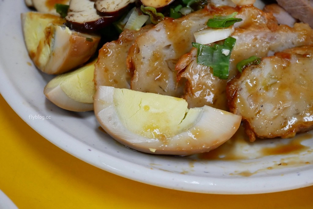 台中西區｜正老牌魷魚羹麵．第五市場超人氣小吃店，在地30年的樸實好味道 @飛天璇的口袋