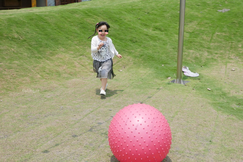 琉璃仙境｜員林超夯拍照景點琉璃仙境，魔戒哈比村、峇里島風餐廳、哥德式教堂、希臘式建築、沙坑大草皮 @飛天璇的口袋