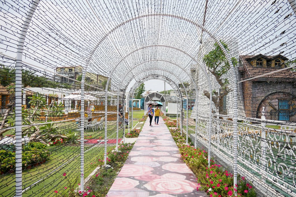 琉璃仙境｜員林超夯拍照景點琉璃仙境，魔戒哈比村、峇里島風餐廳、哥德式教堂、希臘式建築、沙坑大草皮 @飛天璇的口袋