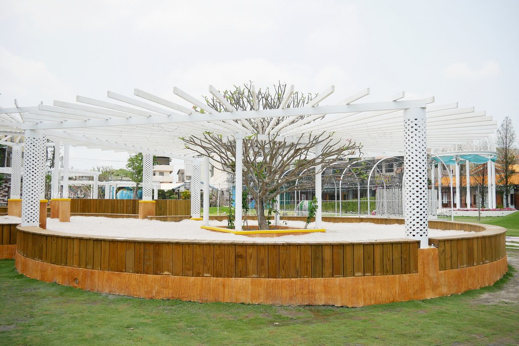 琉璃仙境｜員林超夯拍照景點琉璃仙境，魔戒哈比村、峇里島風餐廳、哥德式教堂、希臘式建築、沙坑大草皮 @飛天璇的口袋