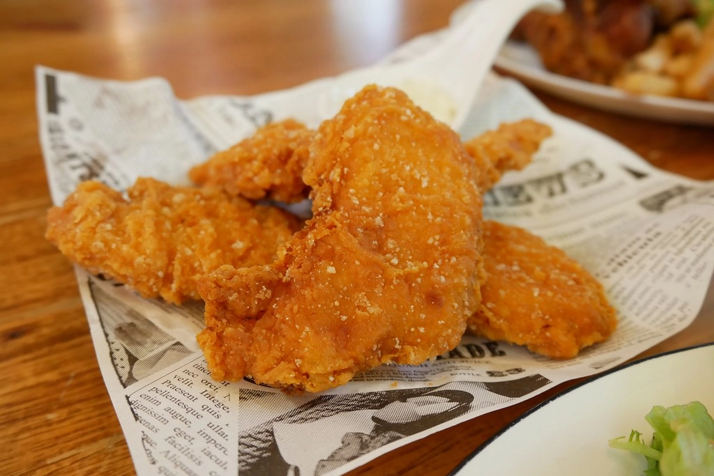 台北士林｜凱莉餐廳，陽明山美軍宿舍改建美式餐廳，悠閒浪漫的美式餐廳，有大片草原可以野餐 @飛天璇的口袋