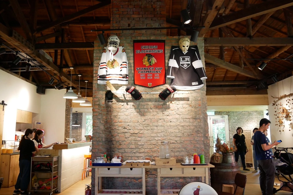 台北士林｜凱莉餐廳，陽明山美軍宿舍改建美式餐廳，悠閒浪漫的美式餐廳，有大片草原可以野餐 @飛天璇的口袋