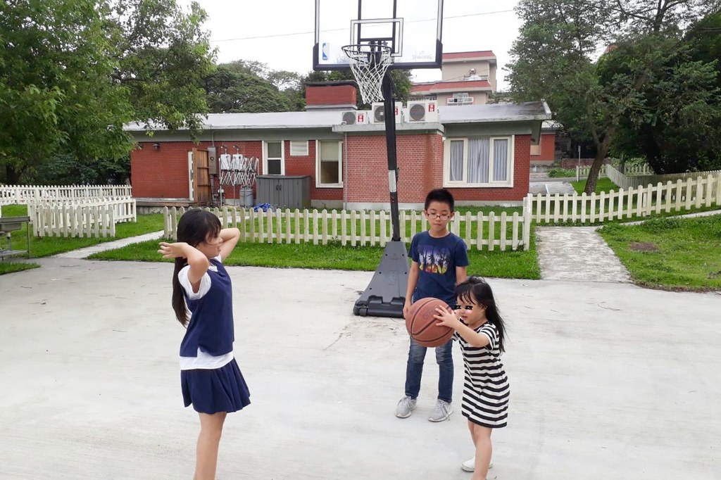 台北士林｜陽明山美國渡假村，美軍宿舍群改裝的渡假村，前庭草皮、烤肉BBQ、兒童遊戲室、DIY美式早餐 @飛天璇的口袋