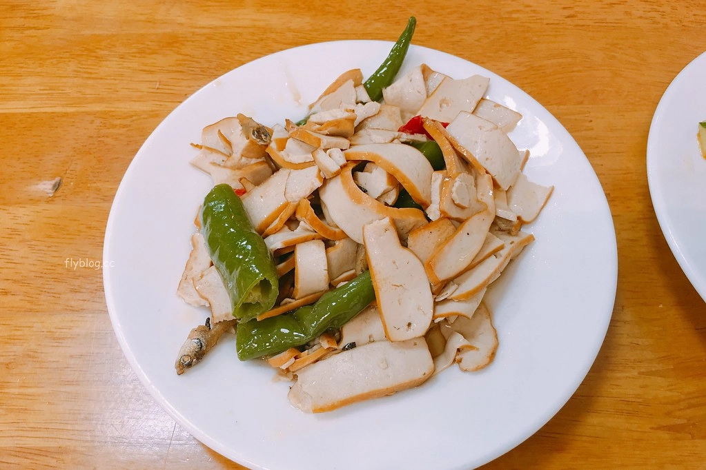 台中北屯｜真川味牛肉麵．北平路超人氣牛肉麵店，小菜滷味才是本體 @飛天璇的口袋