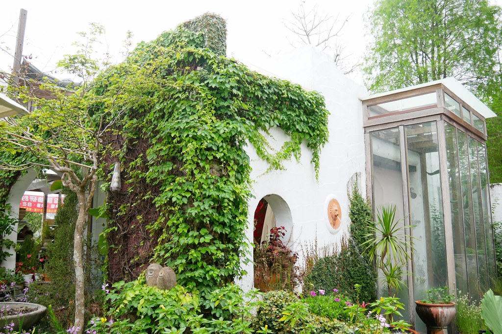 田尾綠海咖啡館｜唯美純白希臘建築景觀餐廳，佈滿花花草草的綠色庭院 @飛天璇的口袋