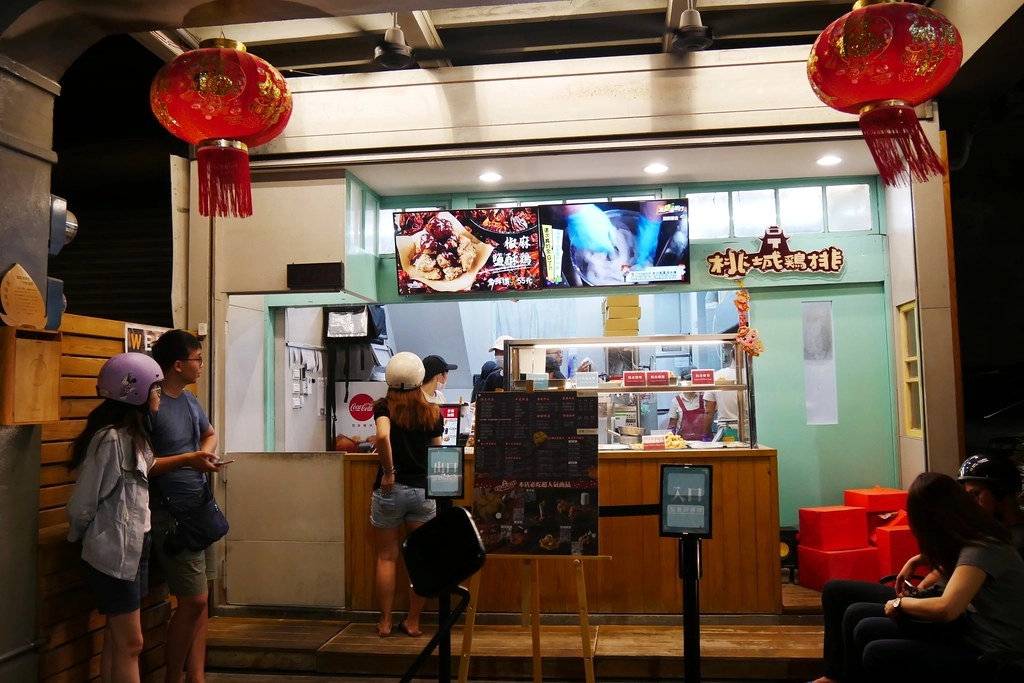 【嘉義西區】桃城雞排，嘉義超吸睛的炸全雞，老宅文青新風貌，傳承18年的桃城雞排 @飛天璇的口袋