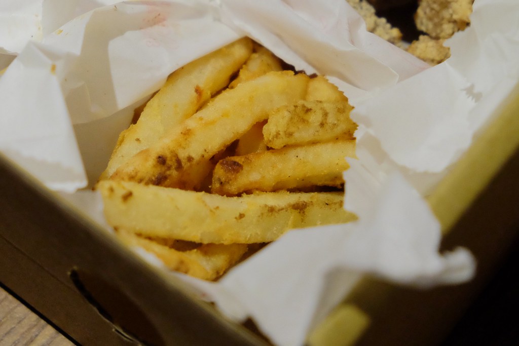 【嘉義西區】桃城雞排，嘉義超吸睛的炸全雞，老宅文青新風貌，傳承18年的桃城雞排 @飛天璇的口袋