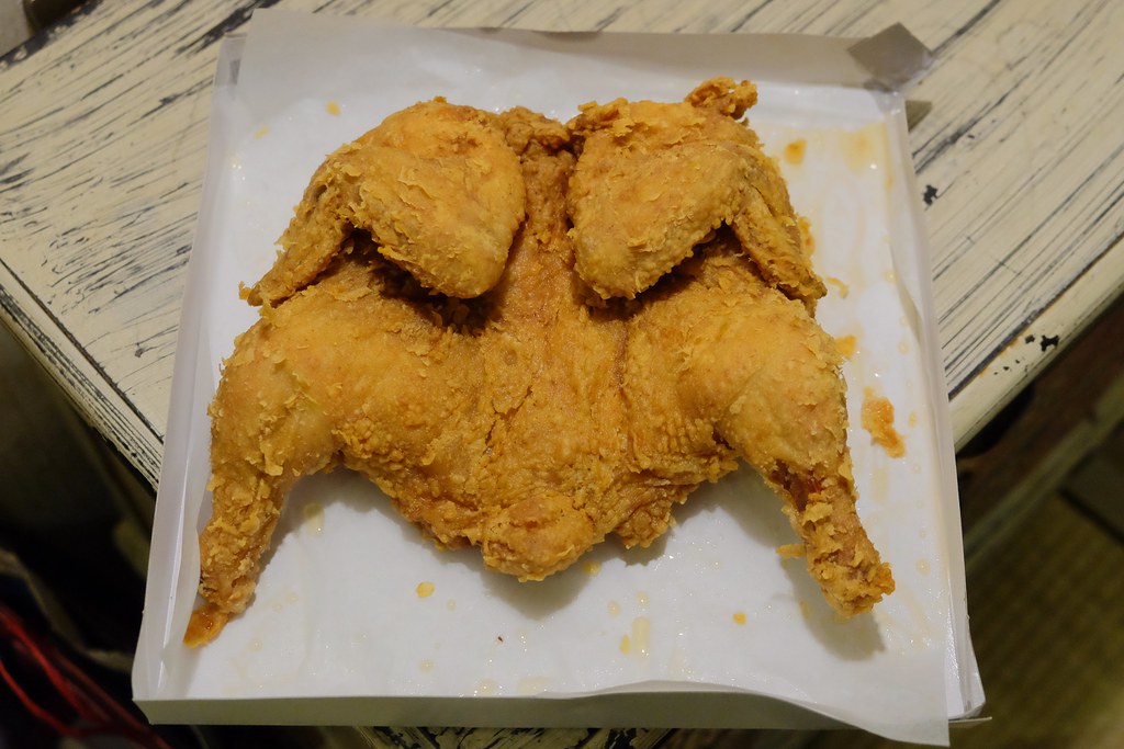 【嘉義西區】桃城雞排，嘉義超吸睛的炸全雞，老宅文青新風貌，傳承18年的桃城雞排 @飛天璇的口袋