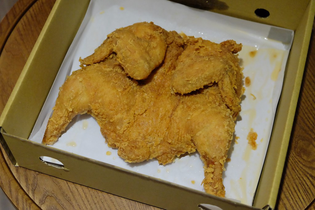 【嘉義西區】桃城雞排，嘉義超吸睛的炸全雞，老宅文青新風貌，傳承18年的桃城雞排 @飛天璇的口袋