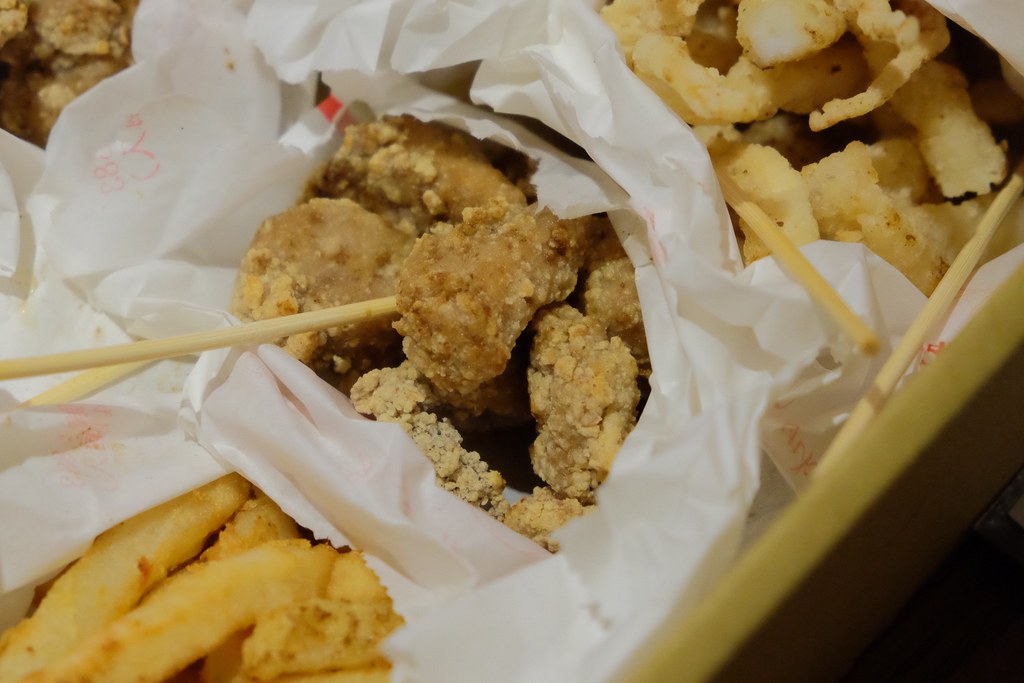 【嘉義西區】桃城雞排，嘉義超吸睛的炸全雞，老宅文青新風貌，傳承18年的桃城雞排 @飛天璇的口袋