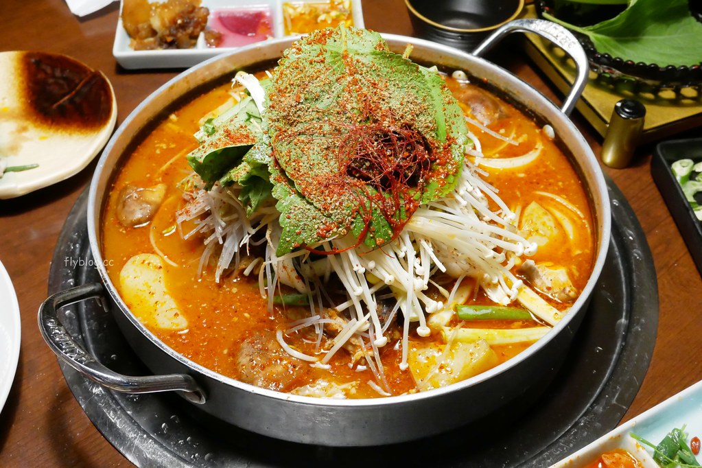 韓金館｜網友評價台北最道地的韓式餐廳，終於吃到思思念念的馬鈴薯鍋，有芝麻葉就給讚！ @飛天璇的口袋