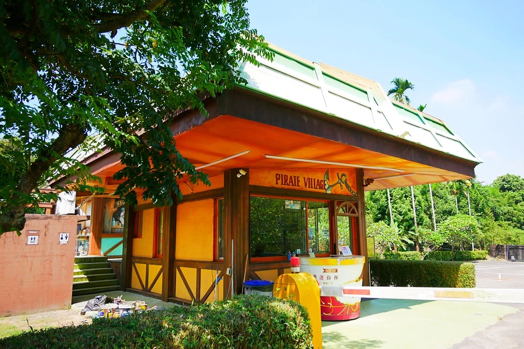 竹山海盜村景觀彩繪園區｜走進童話世界，3D童話彩繪牆、夢幻旋轉木馬 、 二樓高海盜船、氣墊溜滑梯 @飛天璇的口袋