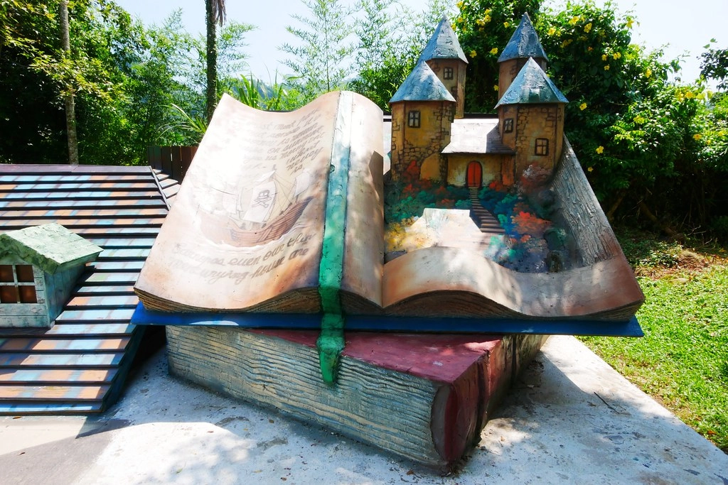 竹山海盜村景觀彩繪園區｜走進童話世界，3D童話彩繪牆、夢幻旋轉木馬 、 二樓高海盜船、氣墊溜滑梯 @飛天璇的口袋