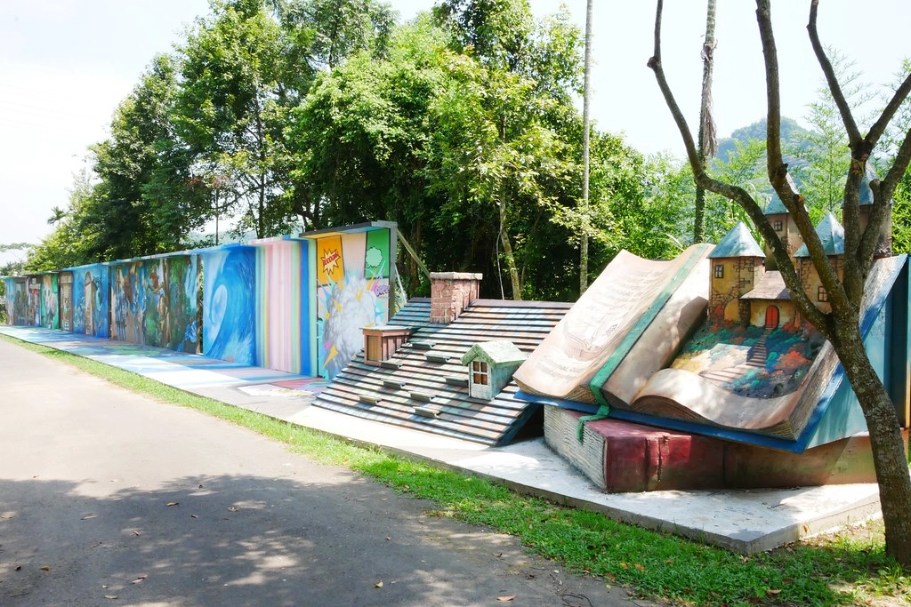 竹山海盜村景觀彩繪園區｜走進童話世界，3D童話彩繪牆、夢幻旋轉木馬 、 二樓高海盜船、氣墊溜滑梯 @飛天璇的口袋