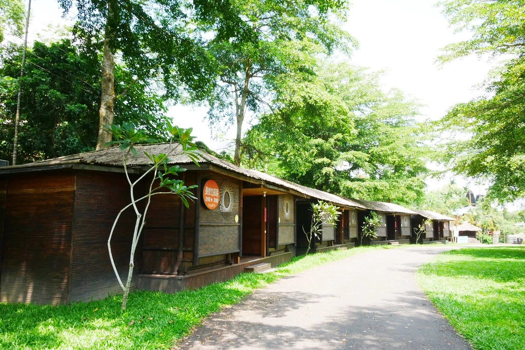 竹山海盜村景觀彩繪園區｜走進童話世界，3D童話彩繪牆、夢幻旋轉木馬 、 二樓高海盜船、氣墊溜滑梯 @飛天璇的口袋