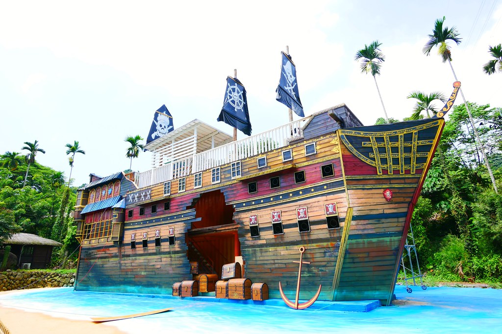 竹山海盜村景觀彩繪園區｜走進童話世界，3D童話彩繪牆、夢幻旋轉木馬 、 二樓高海盜船、氣墊溜滑梯 @飛天璇的口袋