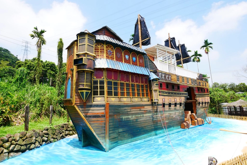 竹山海盜村景觀彩繪園區｜走進童話世界，3D童話彩繪牆、夢幻旋轉木馬 、 二樓高海盜船、氣墊溜滑梯 @飛天璇的口袋