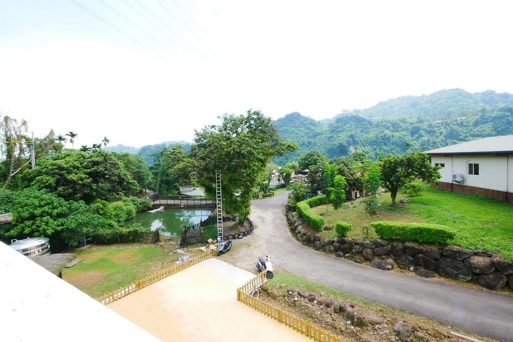 竹山海盜村景觀彩繪園區｜走進童話世界，3D童話彩繪牆、夢幻旋轉木馬 、 二樓高海盜船、氣墊溜滑梯 @飛天璇的口袋