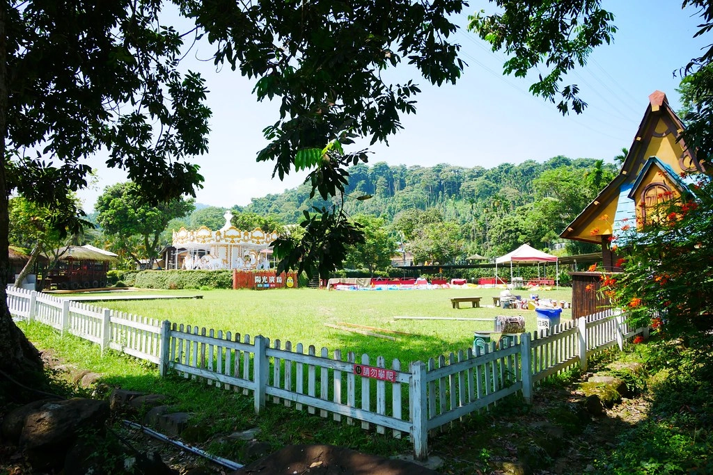 竹山海盜村景觀彩繪園區｜走進童話世界，3D童話彩繪牆、夢幻旋轉木馬 、 二樓高海盜船、氣墊溜滑梯 @飛天璇的口袋
