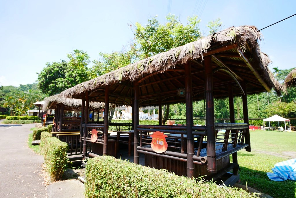 竹山海盜村景觀彩繪園區｜走進童話世界，3D童話彩繪牆、夢幻旋轉木馬 、 二樓高海盜船、氣墊溜滑梯 @飛天璇的口袋