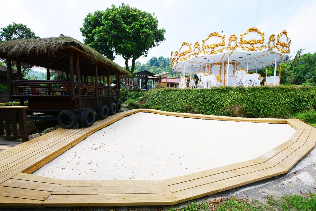 竹山海盜村景觀彩繪園區｜走進童話世界，3D童話彩繪牆、夢幻旋轉木馬 、 二樓高海盜船、氣墊溜滑梯 @飛天璇的口袋