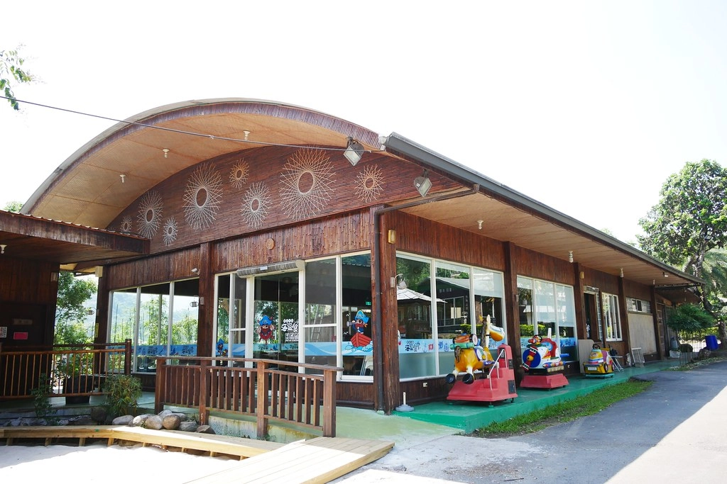 竹山海盜村景觀彩繪園區｜走進童話世界，3D童話彩繪牆、夢幻旋轉木馬 、 二樓高海盜船、氣墊溜滑梯 @飛天璇的口袋