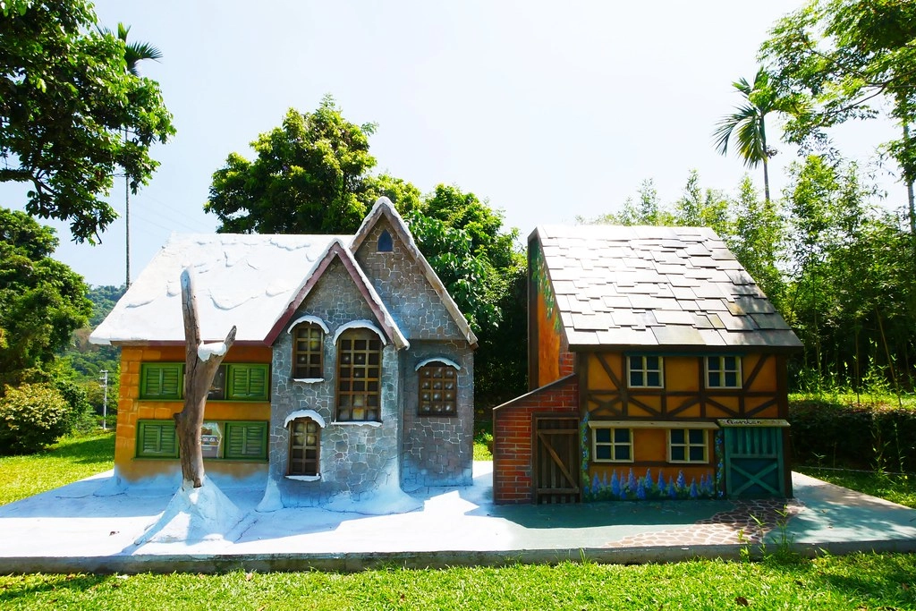 竹山海盜村景觀彩繪園區｜走進童話世界，3D童話彩繪牆、夢幻旋轉木馬 、 二樓高海盜船、氣墊溜滑梯 @飛天璇的口袋