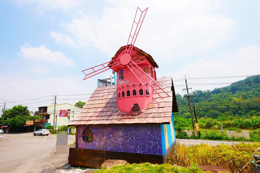 竹山海盜村景觀彩繪園區｜走進童話世界，3D童話彩繪牆、夢幻旋轉木馬 、 二樓高海盜船、氣墊溜滑梯 @飛天璇的口袋