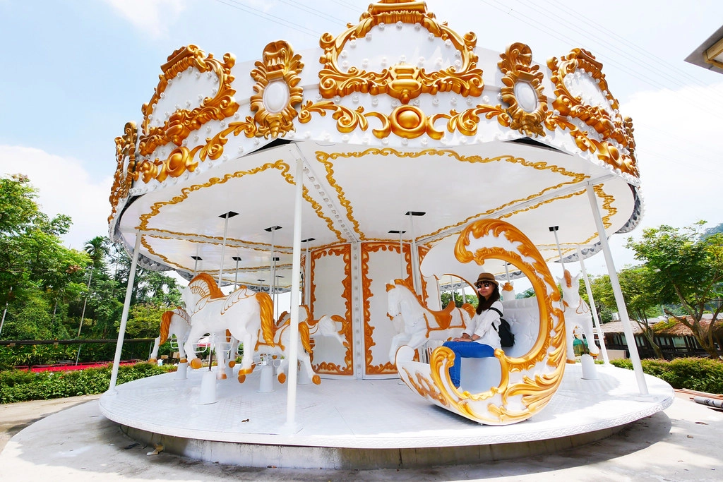 竹山海盜村景觀彩繪園區｜走進童話世界，3D童話彩繪牆、夢幻旋轉木馬 、 二樓高海盜船、氣墊溜滑梯 @飛天璇的口袋