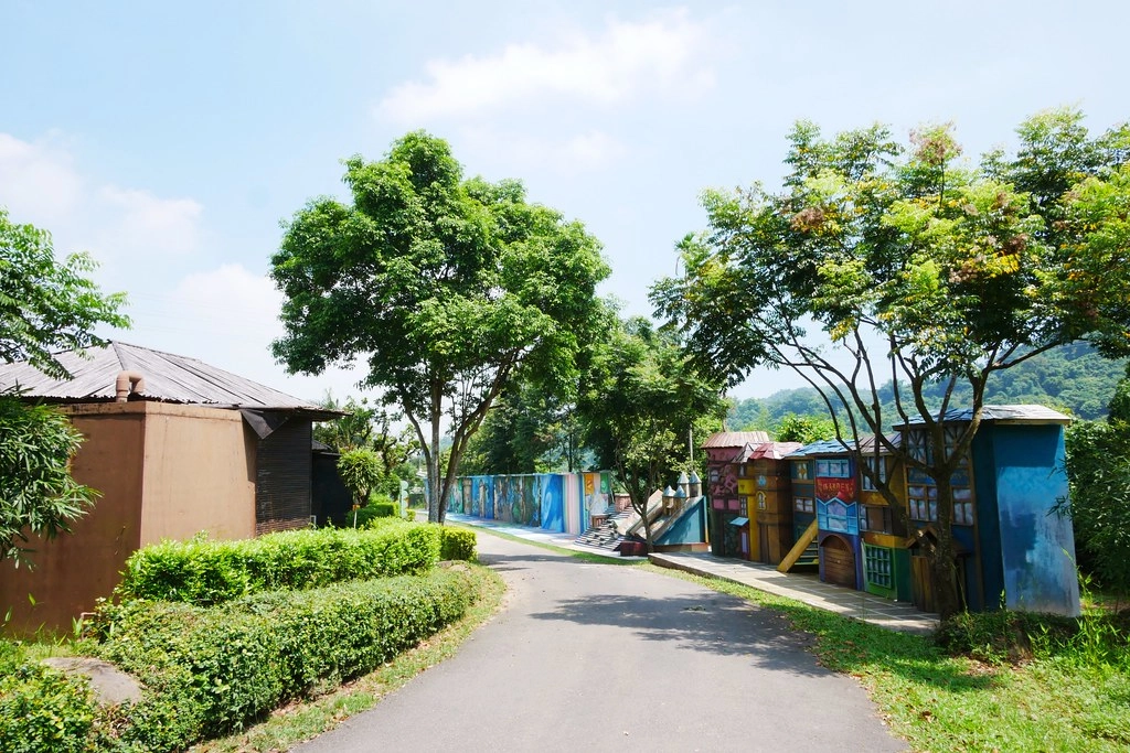 竹山海盜村景觀彩繪園區｜走進童話世界，3D童話彩繪牆、夢幻旋轉木馬 、 二樓高海盜船、氣墊溜滑梯 @飛天璇的口袋