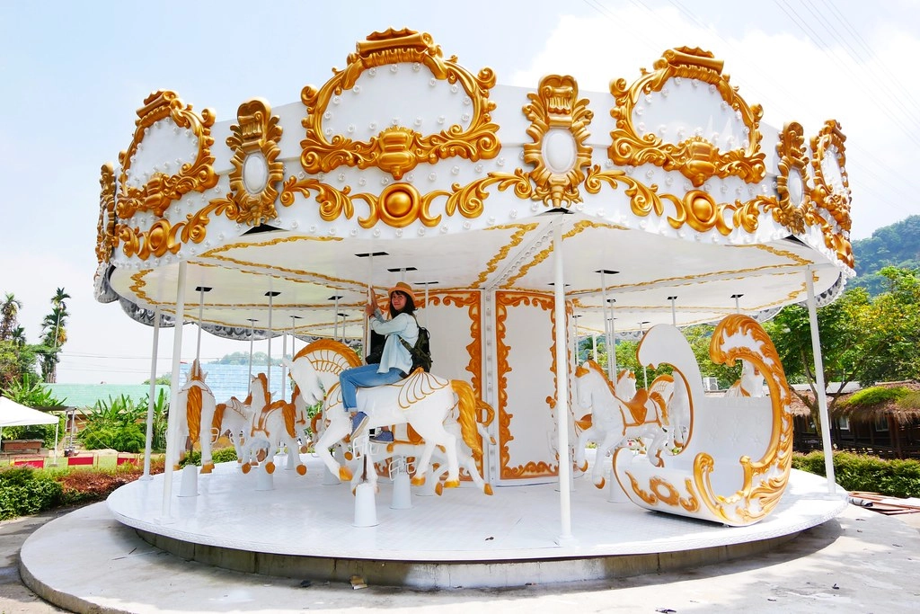 竹山海盜村景觀彩繪園區｜走進童話世界，3D童話彩繪牆、夢幻旋轉木馬 、 二樓高海盜船、氣墊溜滑梯 @飛天璇的口袋