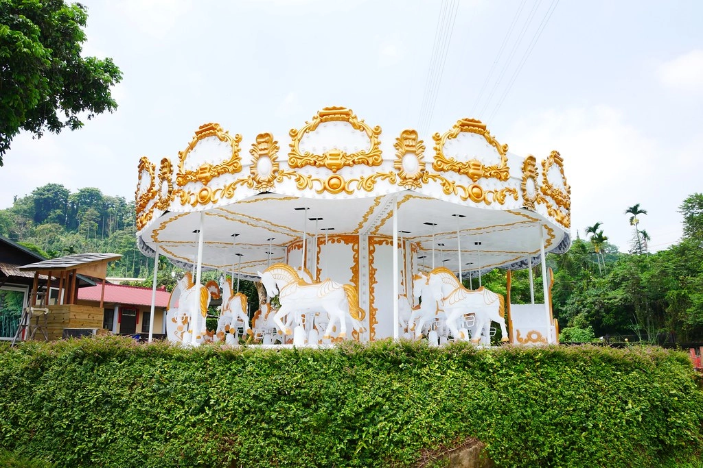 竹山海盜村景觀彩繪園區｜走進童話世界，3D童話彩繪牆、夢幻旋轉木馬 、 二樓高海盜船、氣墊溜滑梯 @飛天璇的口袋