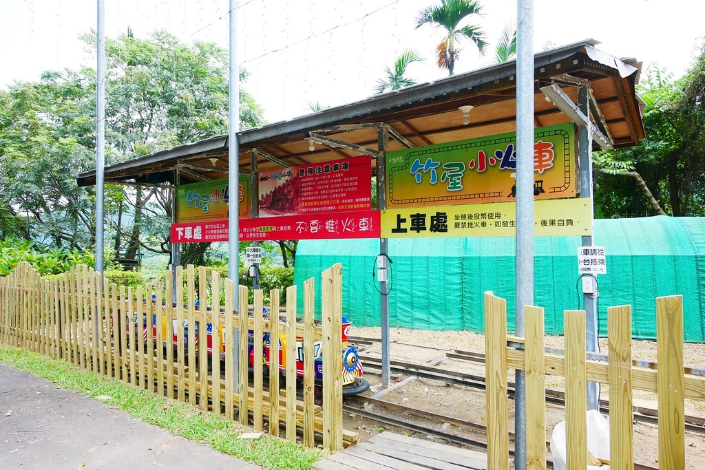 竹山海盜村景觀彩繪園區｜走進童話世界，3D童話彩繪牆、夢幻旋轉木馬 、 二樓高海盜船、氣墊溜滑梯 @飛天璇的口袋